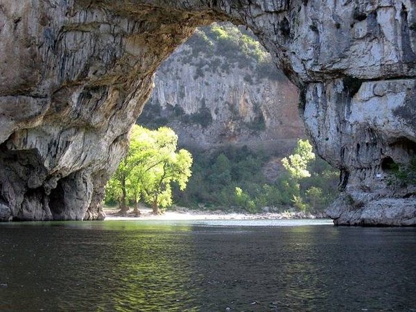 Quelles sont les activités sportives à découvrir à Vallon Pont d'Arc ?